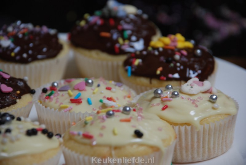 FEESTELIJK VERSIERDE CUPCAKES FEESTELIJK VERSIERDE CUPCAKES