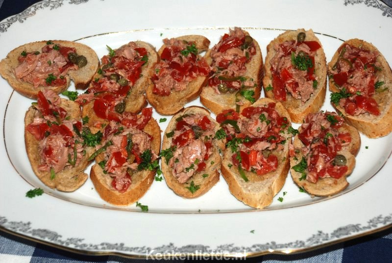 Bruschetta met tomaat-tonijnsalsa Bruschetta met tomaat-tonijnsalsa