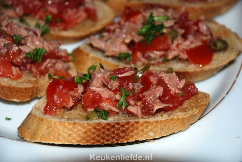 Bruschetta met tomaat-tonijnsalsa Bruschetta met tomaat-tonijnsalsa