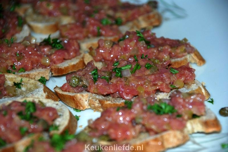 Bruschetta met zelfgemaakte steak tartare Bruschetta met zelfgemaakte steak tartare