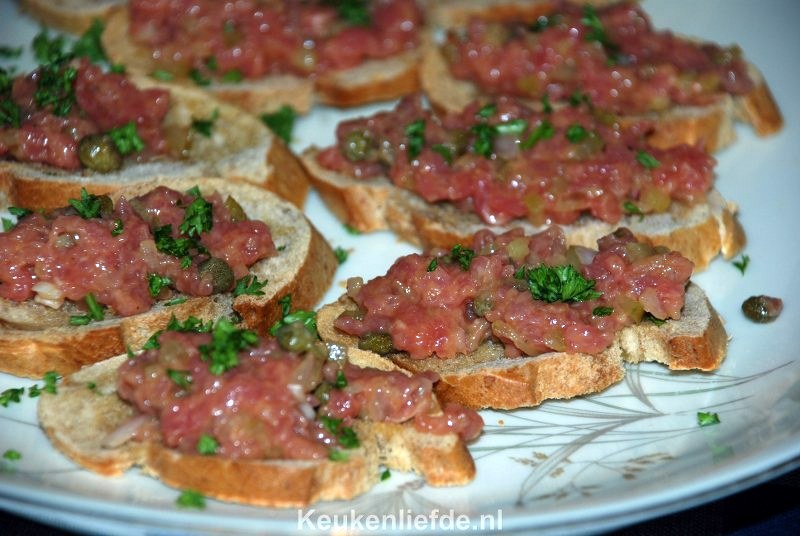 Bruschetta met zelfgemaakte steak tartare Bruschetta met zelfgemaakte steak tartare