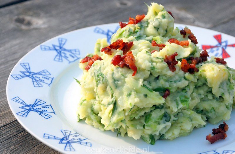 Rauwe andijviestamppot met uitgebakken spekjes Rauwe andijviestamppot met uitgebakken spekjes