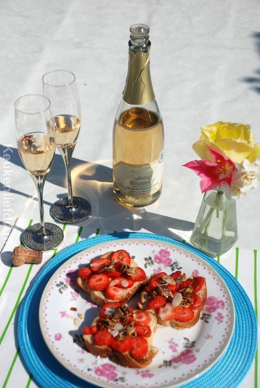 Suikerbrood met aardbeien en amandelstrooisel Suikerbrood met aardbeien en amandelstrooisel