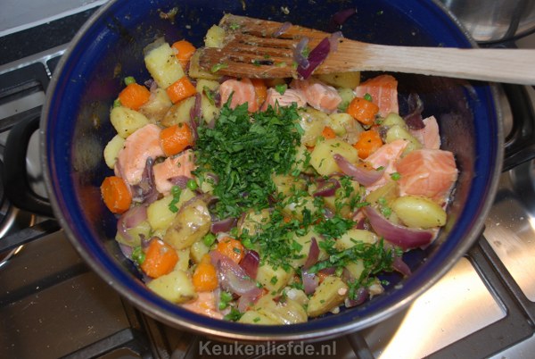 Aardappelpannetje met zalmfilet Aardappelpannetje met zalmfilet