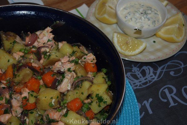 Aardappelpannetje met zalmfilet Aardappelpannetje met zalmfilet