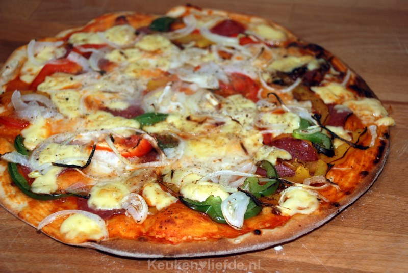 Pizza met salami en paprika