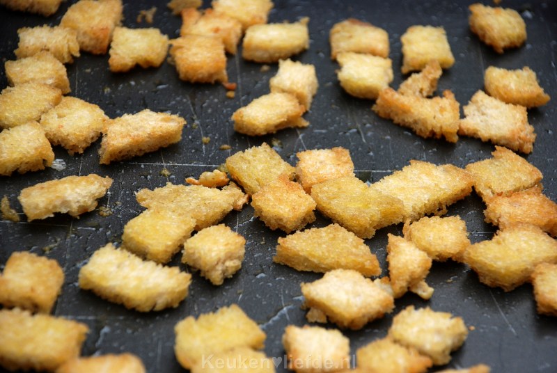 Knoflookcroutons maken Knoflookcroutons maken