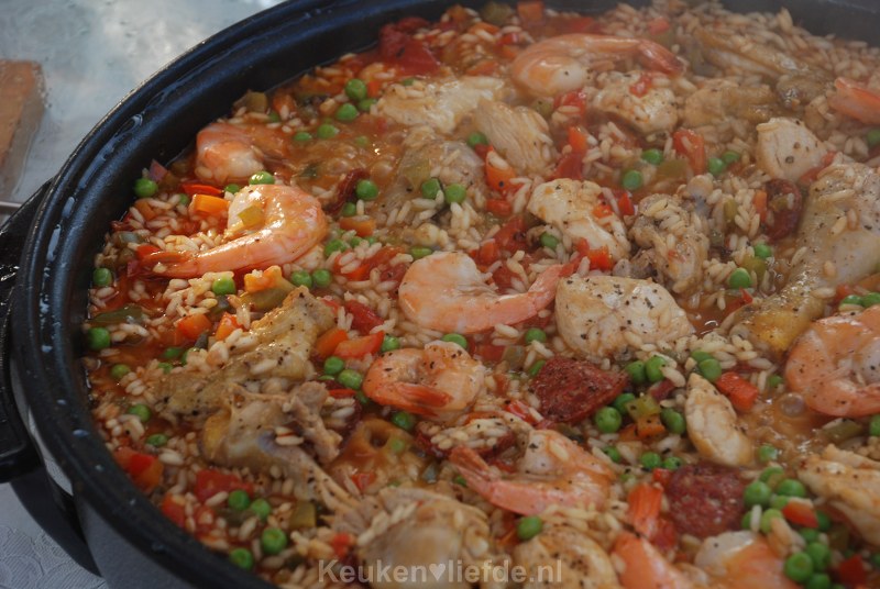 Spaanse paella met chorizo, kip en garnalen