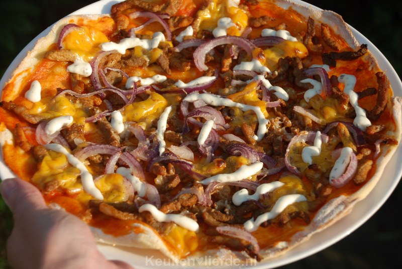 Pizza shoarma met knoflooksaus