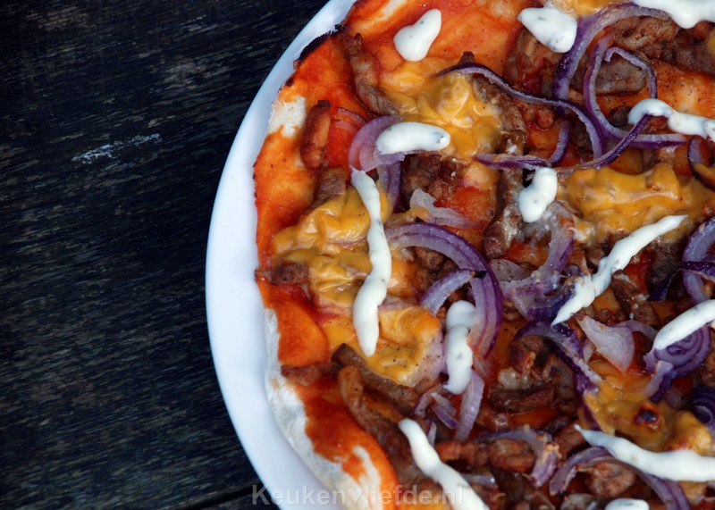 Pizza shoarma met knoflooksaus