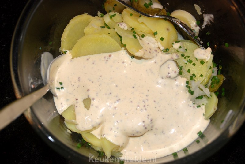 Duitse aardappelsalade met slagroom Duitse aardappelsalade met slagroom