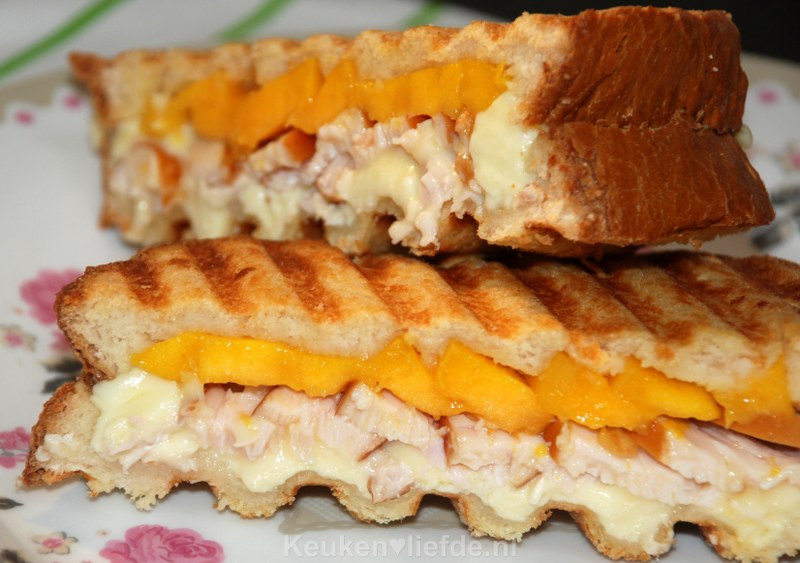 Dubbeldikke tosti met mango en gerookte kip Dubbeldikke tosti met mango en gerookte kip