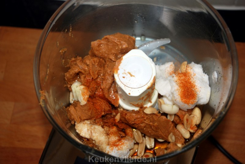 Zelfgemaakte pindasaus Zelfgemaakte pindasaus