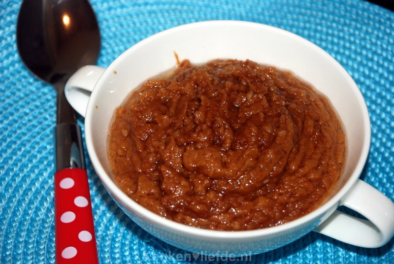 Zelfgemaakte pindasaus Zelfgemaakte pindasaus