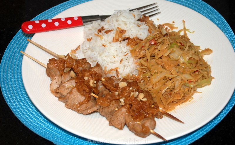 Pittige witte kool met rijst en zelfgemaakte satés Pittige witte kool met rijst en zelfgemaakte satés