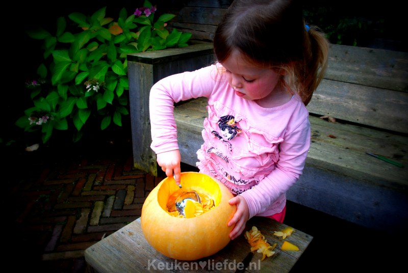 Een Halloween pompoen snijden Een Halloween pompoen snijden