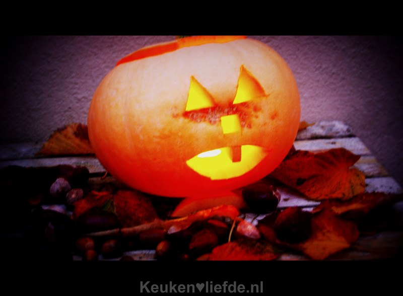 Een Halloween pompoen snijden Een Halloween pompoen snijden