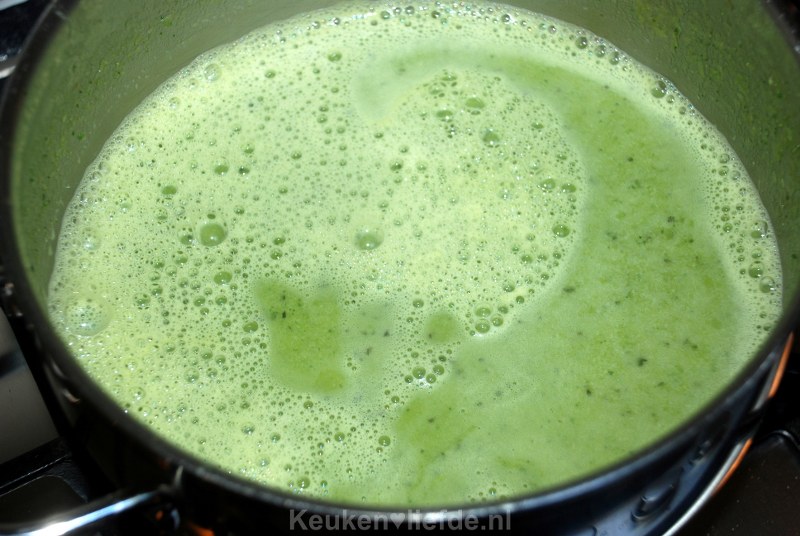 Doperwten-courgettesoep met munt Doperwten-courgettesoep met munt