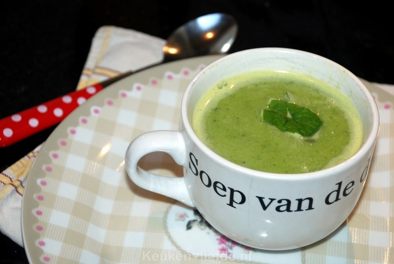 Doperwten-courgettesoep met munt Doperwten-courgettesoep met munt