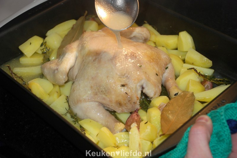 Gebraden hele kip uit de oven met aardappels Gebraden hele kip uit de oven met aardappels