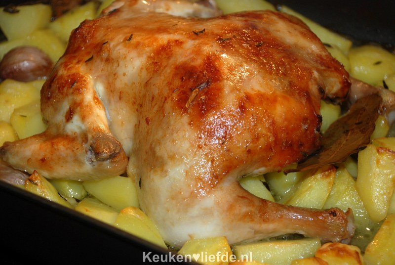 Gebraden hele kip uit de oven met aardappels Gebraden hele kip uit de oven met aardappels