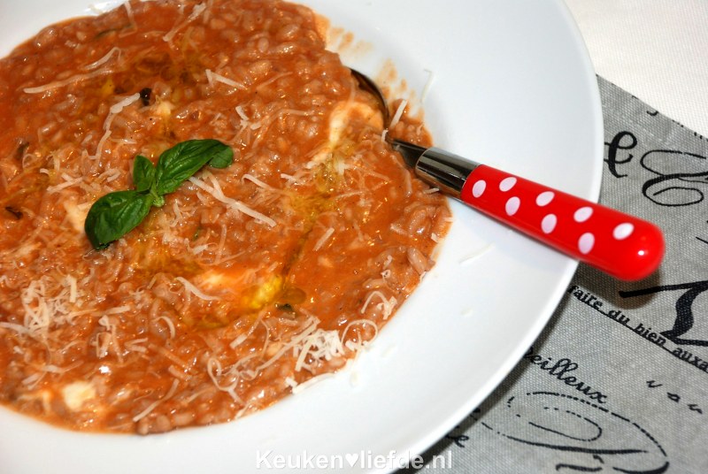 Tomatenrisotto met mozzarella en parmezaan