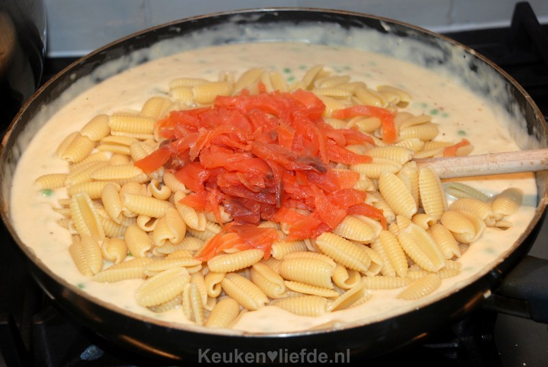 Romige pasta met gerookte zalm en doperwten Romige pasta met gerookte zalm en doperwten