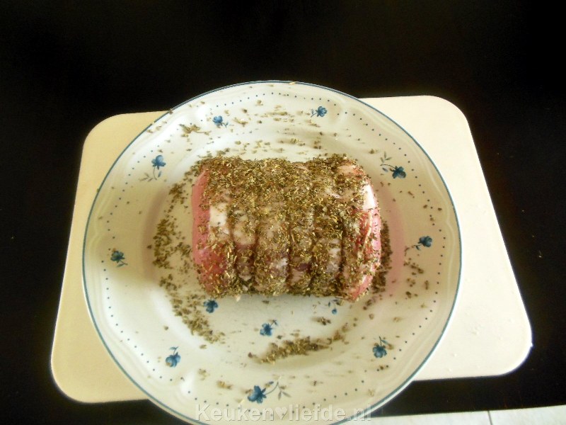 Varkensfiletrollade met salie en stoofperen van Lya Varkensfiletrollade met salie en stoofperen van Lya