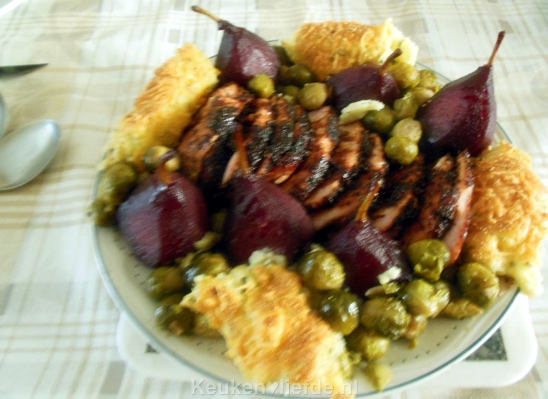 Varkensfiletrollade met salie en stoofperen van Lya Varkensfiletrollade met salie en stoofperen van Lya