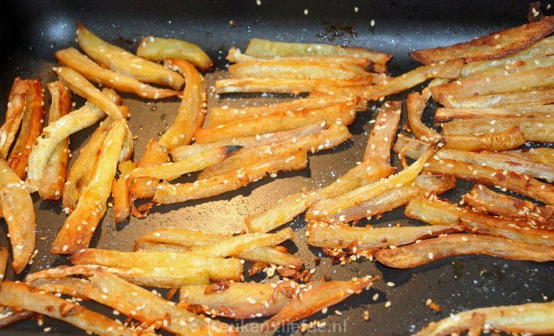 Zoete aardappelfriet met pittige blauwe-kaasdip Zoete aardappelfriet met pittige blauwe-kaasdip
