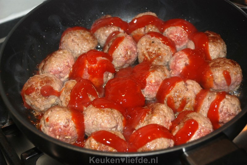 Gehaktballetjes in à la minute tomatensaus Gehaktballetjes in à la minute tomatensaus
