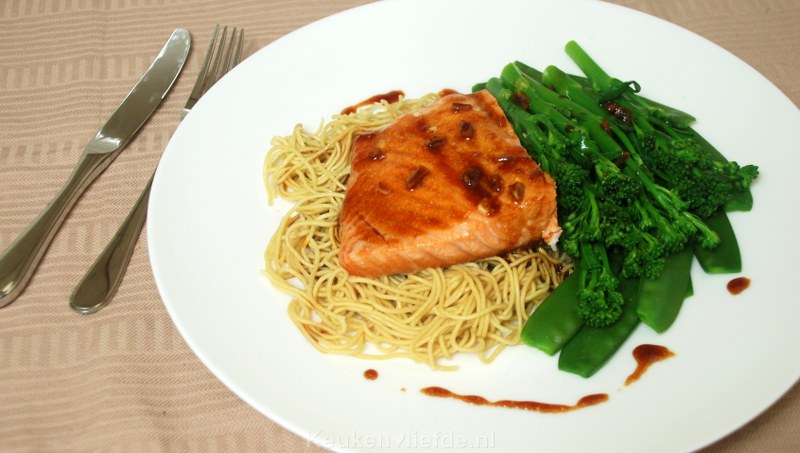 Aziatische soja-honingzalm met peultjes en bimi Aziatische soja-honingzalm met peultjes en bimi