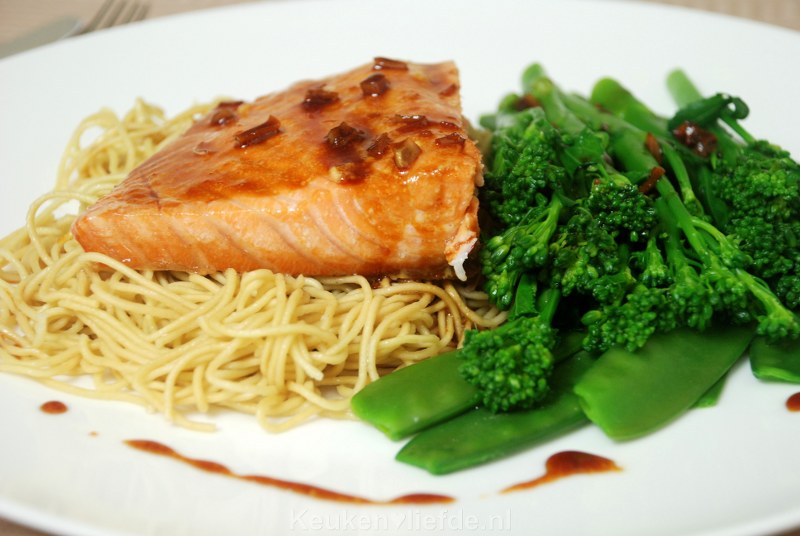 Aziatische soja-honingzalm met peultjes en bimi Aziatische soja-honingzalm met peultjes en bimi