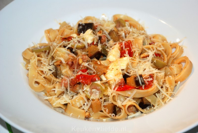 Tagliatelle met tomaten-auberginesaus Tagliatelle met tomaten-auberginesaus