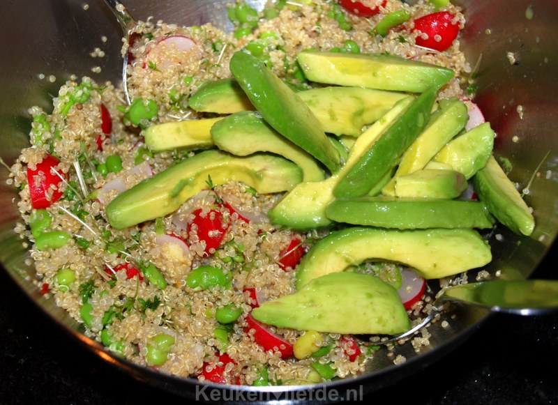 Quinoa-salade met tuinbonen, radijs en avocado Quinoa-salade met tuinbonen, radijs en avocado