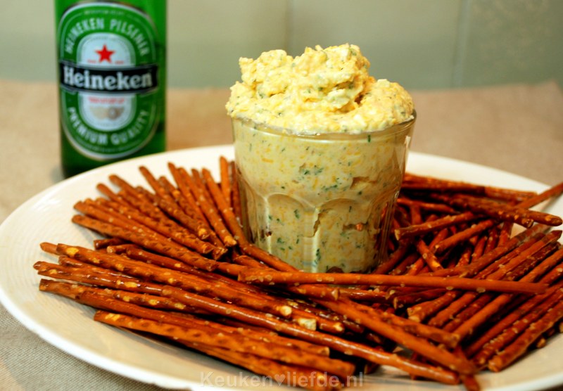 Bierdip met zoute sticks Bierdip met zoute sticks