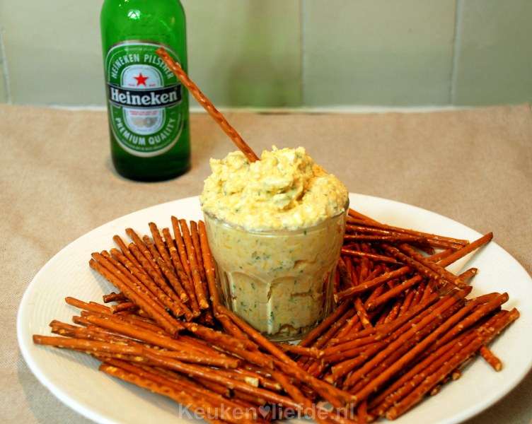 Bierdip met zoute sticks Bierdip met zoute sticks