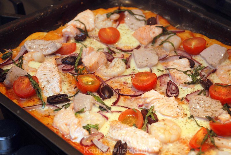 Rijkelijk belegde vispizza Rijkelijk belegde vispizza