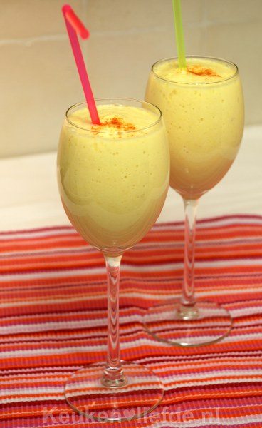 Tropische smoothie met mango en ananas
