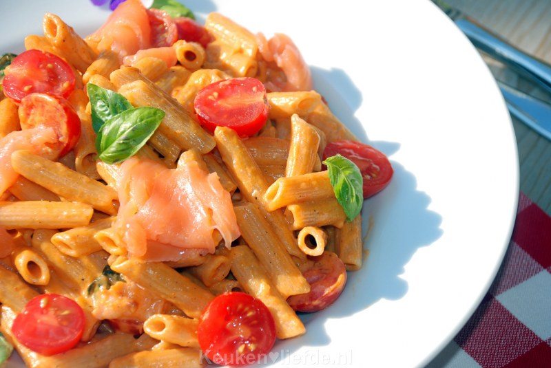 Penne met zalm in cognac-tomatenroomsaus Penne met zalm in cognac-tomatenroomsaus