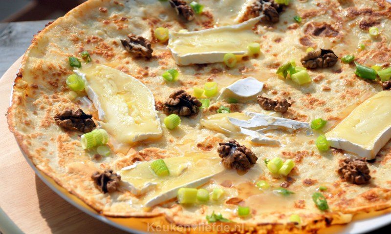 Pannenkoek met brie, walnoten en honing Pannenkoek met brie, walnoten en honing
