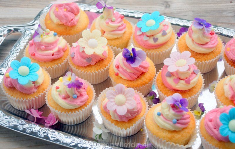 Vrolijke kindertraktatie - bloemen cupcakes Vrolijke kindertraktatie - bloemen cupcakes