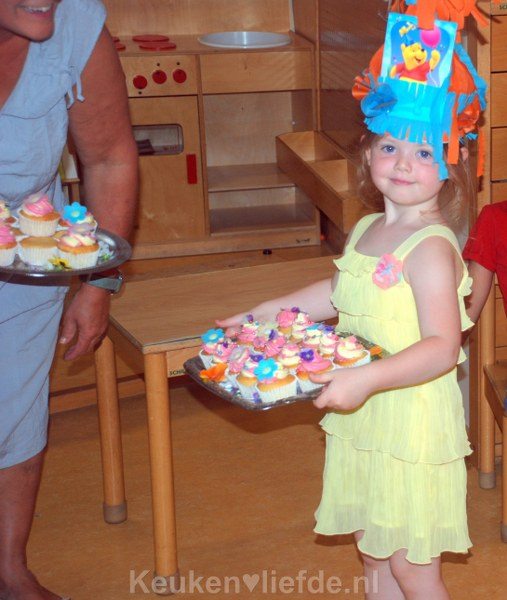 Vrolijke kindertraktatie - bloemen cupcakes Vrolijke kindertraktatie - bloemen cupcakes