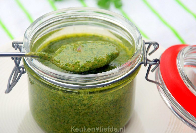 Salsa verde - smaakvolle groene kruidensaus Salsa verde - smaakvolle groene kruidensaus