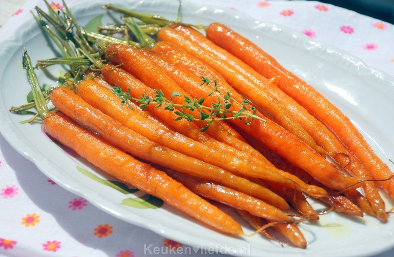 Geglaceerde jonge bospeen met tijm en knoflook