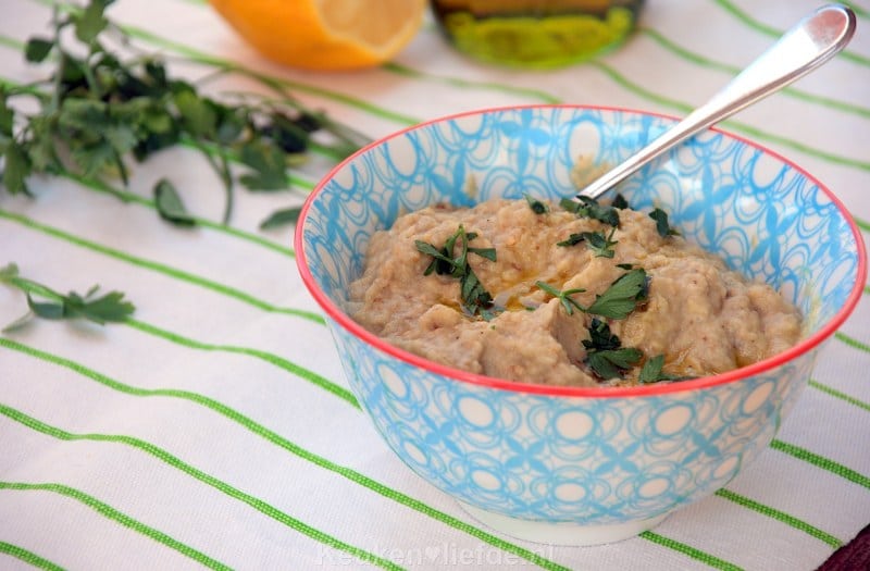 Baba ganoush - vegetarische aubergine-dip Baba ganoush - vegetarische aubergine-dip