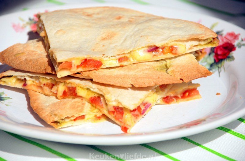 Quesadilla met pesto, kaas en tomaat Quesadilla met pesto, kaas en tomaat