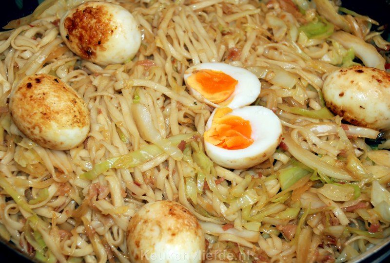 Bami met witte kool, ketjap en gebakken eieren Bami met witte kool, ketjap en gebakken eieren