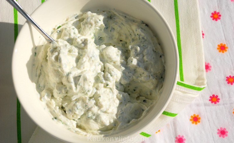 Zelfgemaakte kruidenkaas Zelfgemaakte kruidenkaas