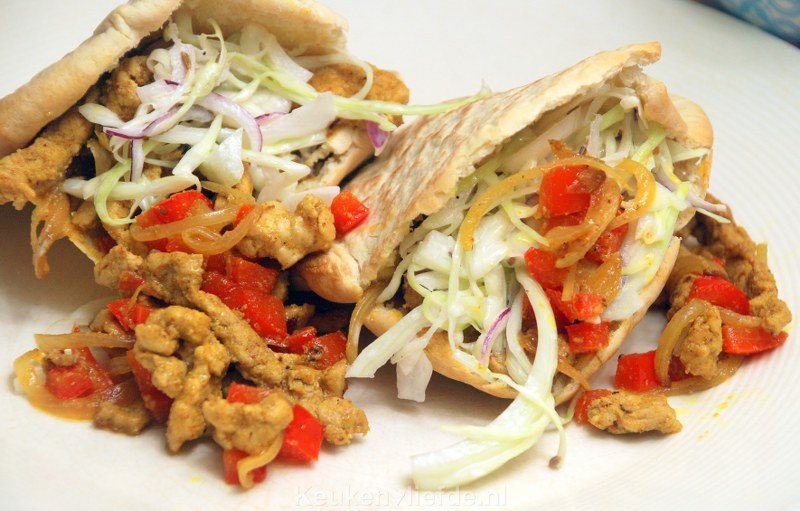 Zelfgemaakte shoarma (met pitabrood en koolsalade) Zelfgemaakte shoarma (met pitabrood en koolsalade)